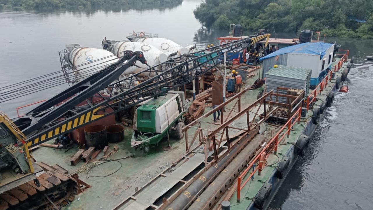 Maharashtra Barge hits pillar of bridge on Thane’s Vitawa Creek; no