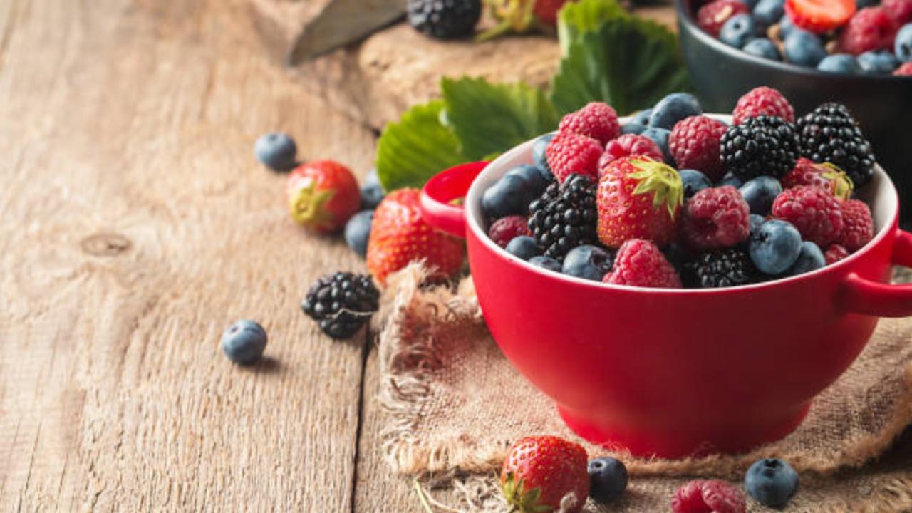 Berries:Rich in antioxidants, flavonoids, prebiotics and potassium, brides must include blackberries, strawberries, blueberries and raspberries to achieve a radiant glow, keep the skin firm and improve its elasticity.  