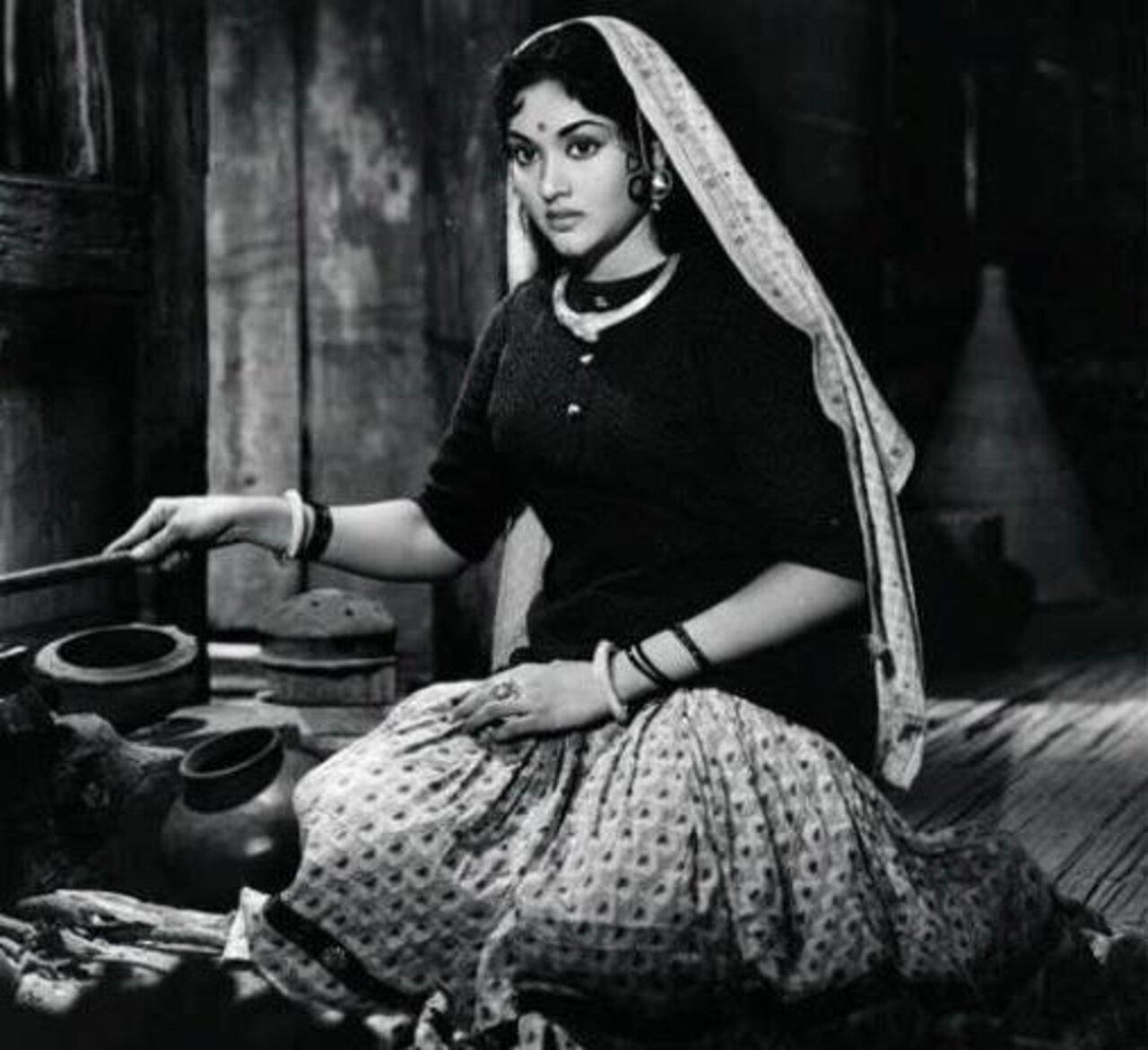 Vyjayanthimala in ‘Madhumati’ and ‘Naya Daur’
Vyjayanthimala, through her roles in films like ‘Madhumati’ and ‘Naya Daur,’ masterfully portrayed the essence of rural India. With her earthy avatar, she not only presented a slice of the countryside but also seamlessly brought its rich traditions and raw beauty into the limelight, making it a focal point in the cinematic landscape of the era