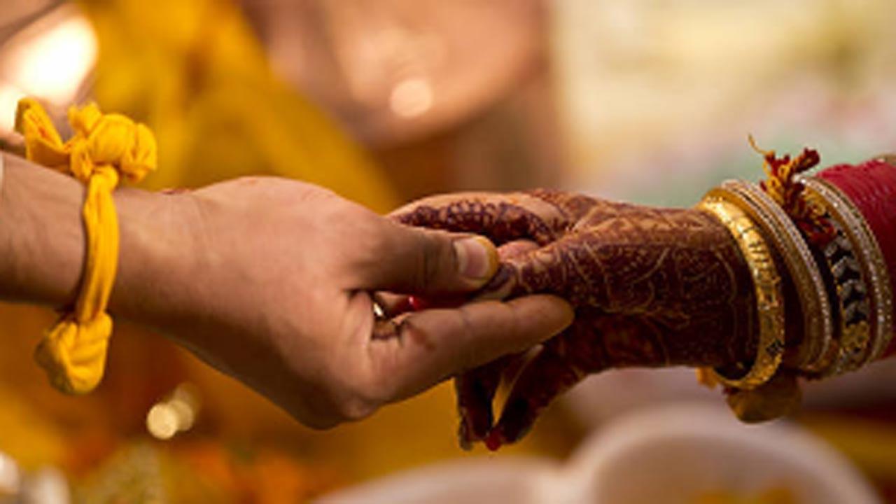 How to plan a social media free wedding