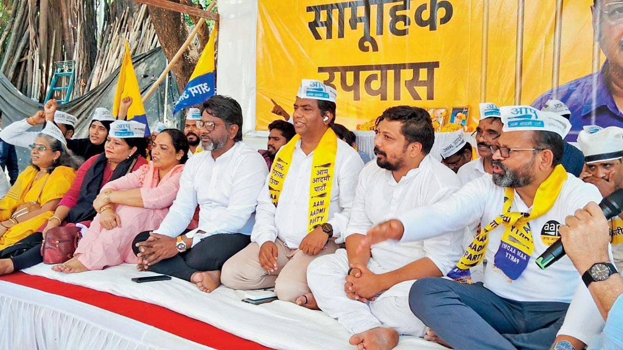 Mumbai: AAP volunteers fast in solidarity with Arvind Kejriwal amidst arrest