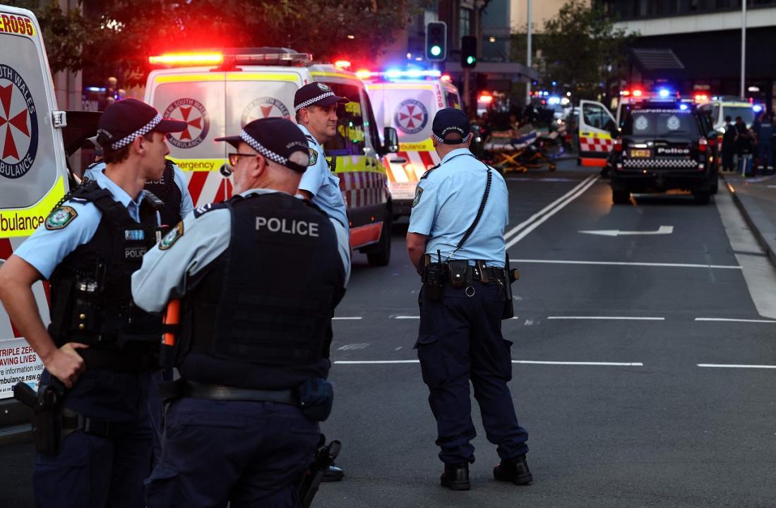 Five people, suspect killed in a Sydney shopping center stabbing attack