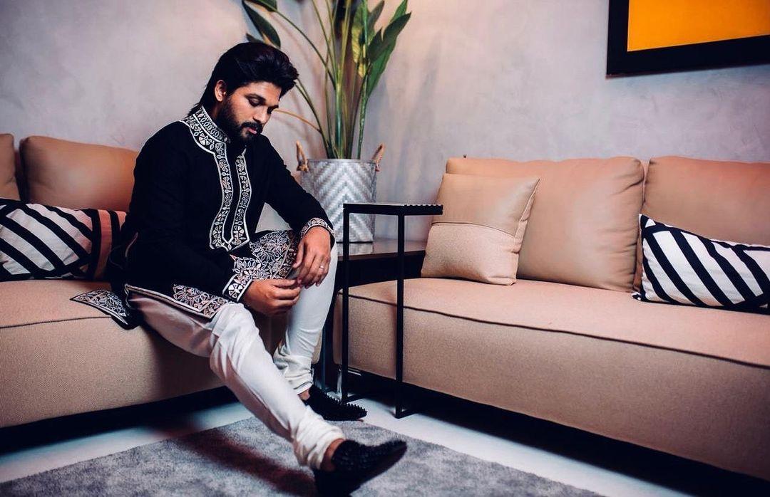Do you have a close friend's wedding coming up and are worried about what to wear? Check out Allu Arjun's black-and-white look. For this appearance, the actor wore a stunning black kurta with white embroidery and paired it with matching pyjamas. Adding a pair of black footwear completed his look