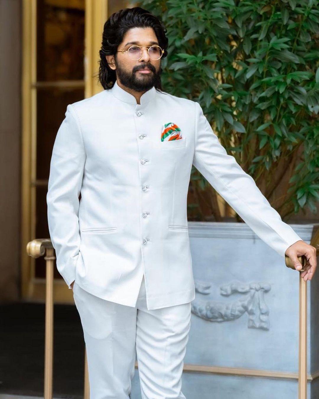 Are you saying Allu Arjun in this white band gala is not making you blush? We caught you! Allu Arjun's look is definitely melting hearts. The actor in this all-white outfit is enough to chase away our Monday blues
