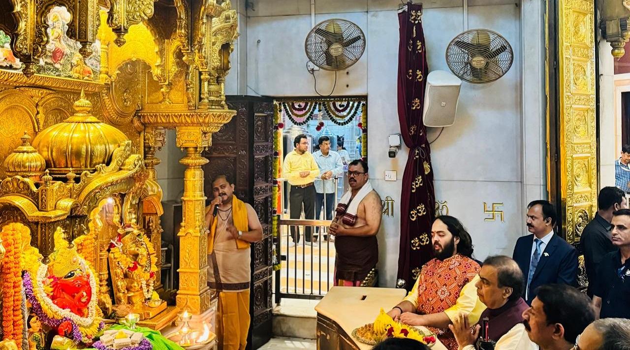 Mukesh Ambani was spotted offering prayers at the Siddhivinayak Temple a few days ago as well