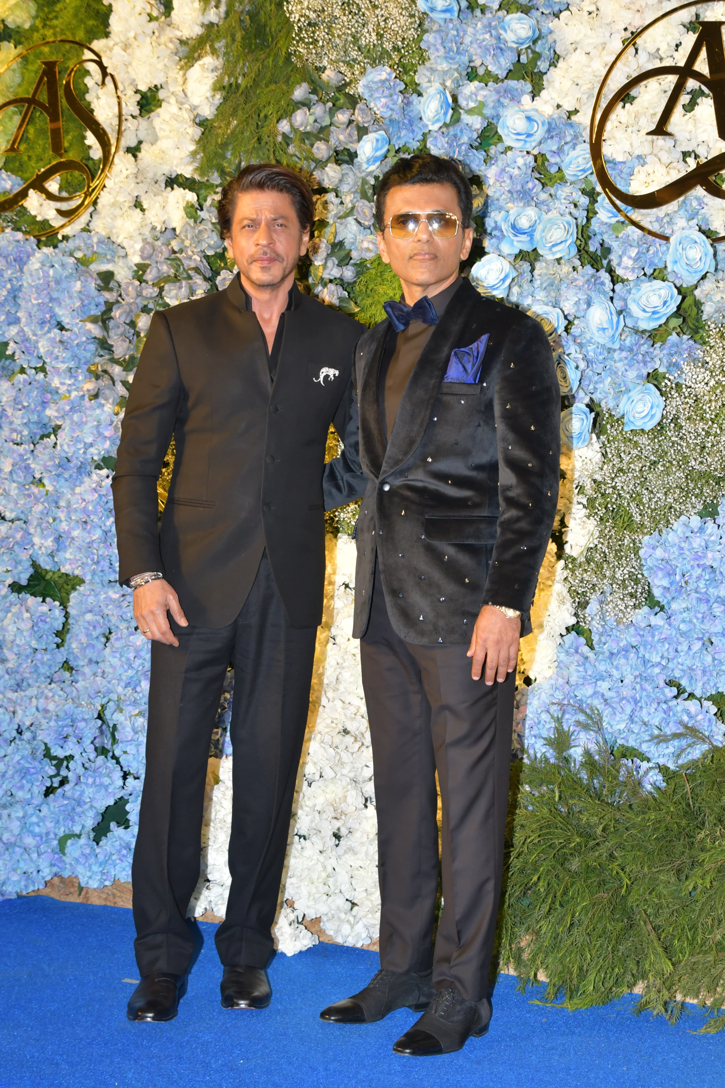 Bollywood's Badshah, Shah Rukh Khan, attended the party and posed for Anand Pandit himself