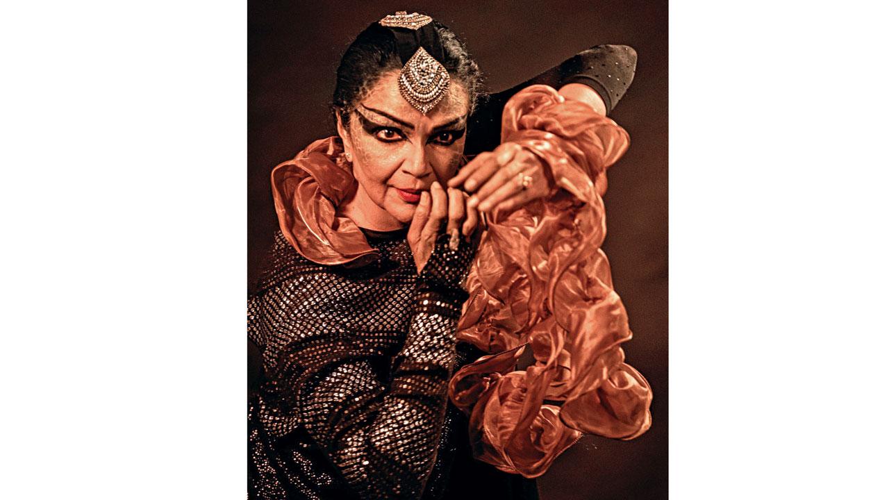 Dr. Anita Ratnam portraying the character of KAA from The Jungle Book revisited by Vinita Belani. Raman brought out the shimmer and the slither of the snake, the mystery exoticness, using crinkled bandhej, some textured sequened cotton knits, crepe, and some organza