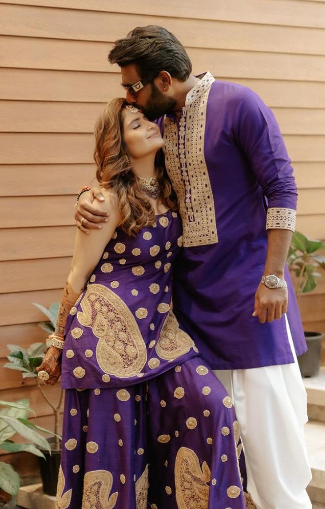 For their mehndi ceremony, Arti and Dipak wore coordinated purple outfits