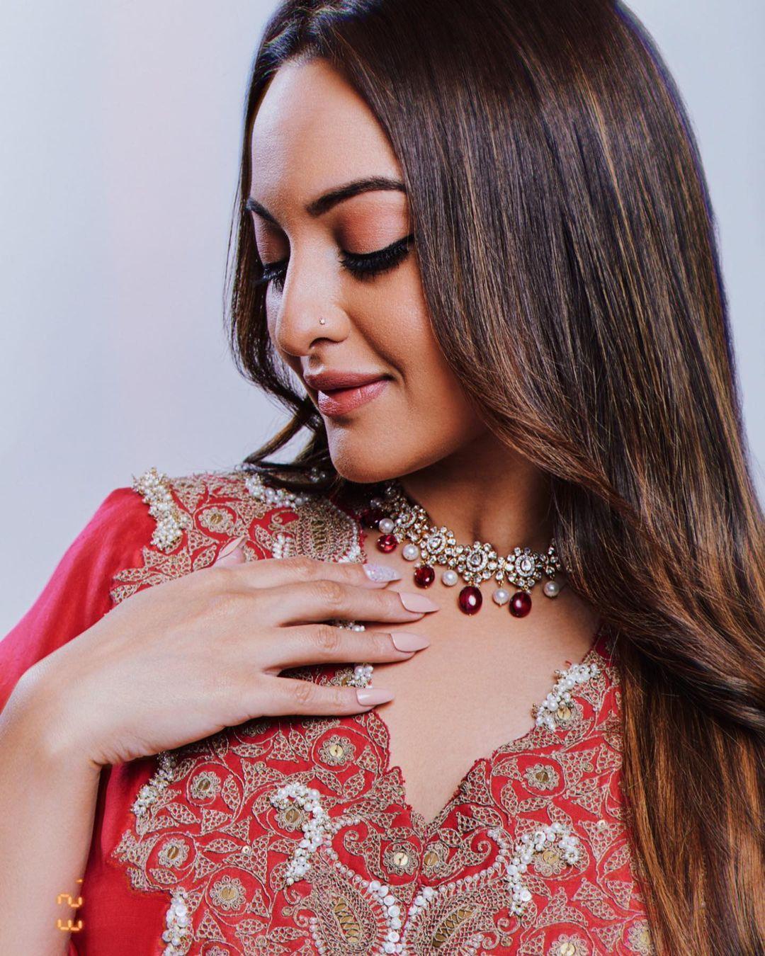 The actress's kurta has an intricate design around the neckline. While Sonakshi kept a dewy makeup, her soft curls and intricate jewellery stole the show