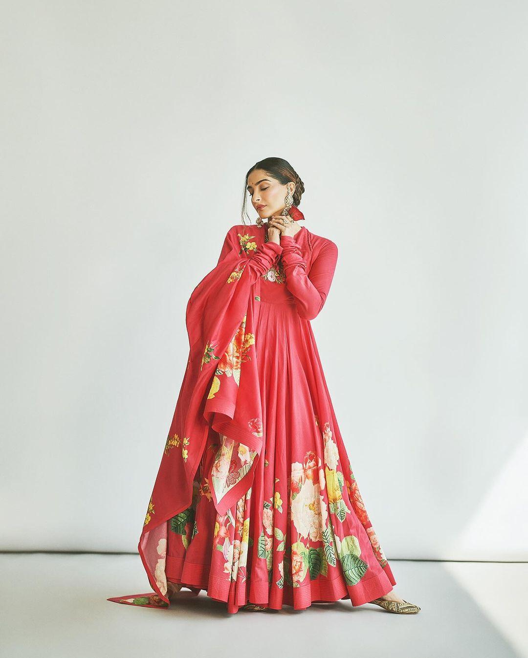 Sonam Kapoor is a diva, and there is no second thought about it. Taking outfit inspiration from her will bring you all compliments. Although choosing the best outfit from Sonam's collection was a task, here is a red, simple yet glamorous outfit for you that will make you look like a queen this Baisakhi
