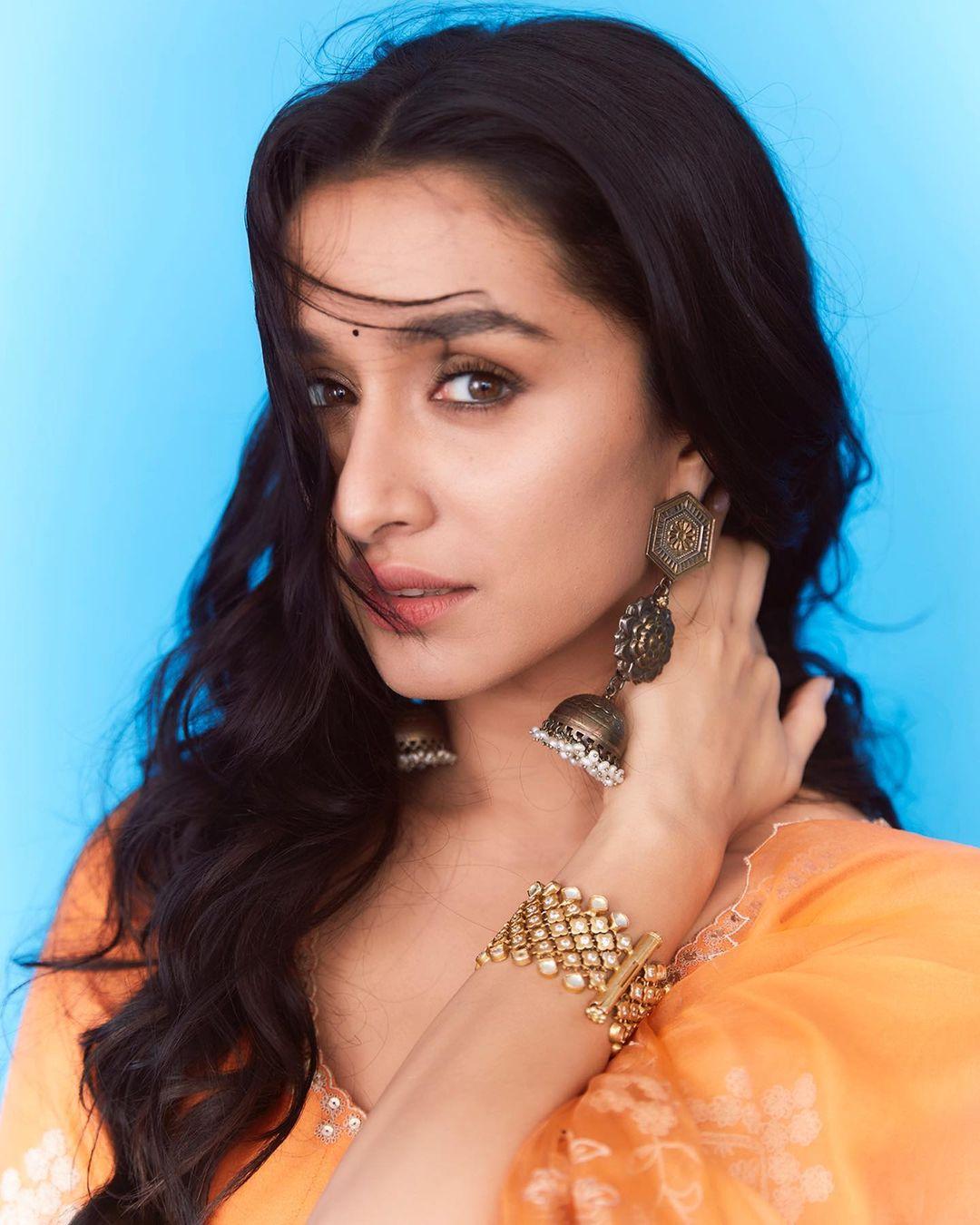To elevate her look without much effort, the actress put on intricate big jhumkas, which are just making her look gorgeous. The cute black bindi on her forehead and a few simple bangles finished her look