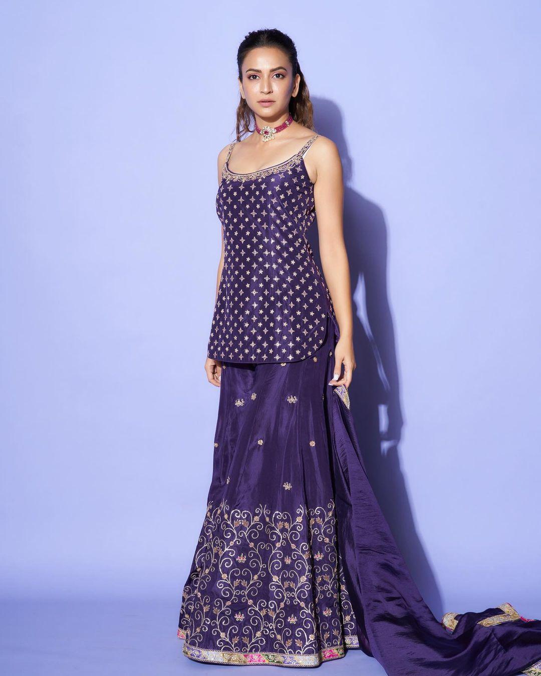 Ethnice are often our best friends during the festive season, but many times we are left confused because we can't find the best inspiration. In this look, Kriti opted for a purple kurta and paired it with matching skirt and dupatta