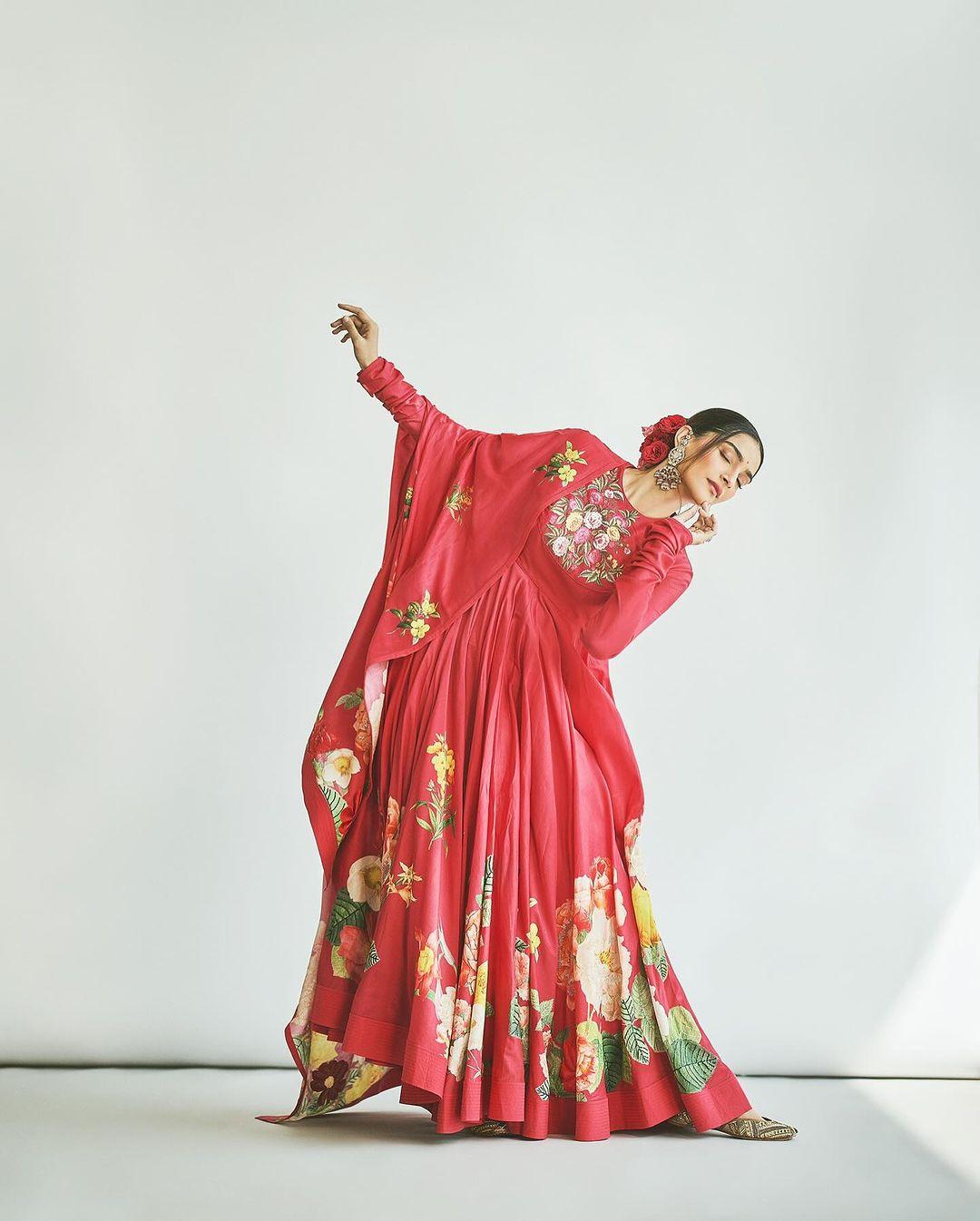 In this look, Sonam wore a stunning red full-sleeves Anarkali suit, which she paired with a matching dupatta. Sonam's suit and dupatta have matching floral prints on them, which make it even more apt for the occasion