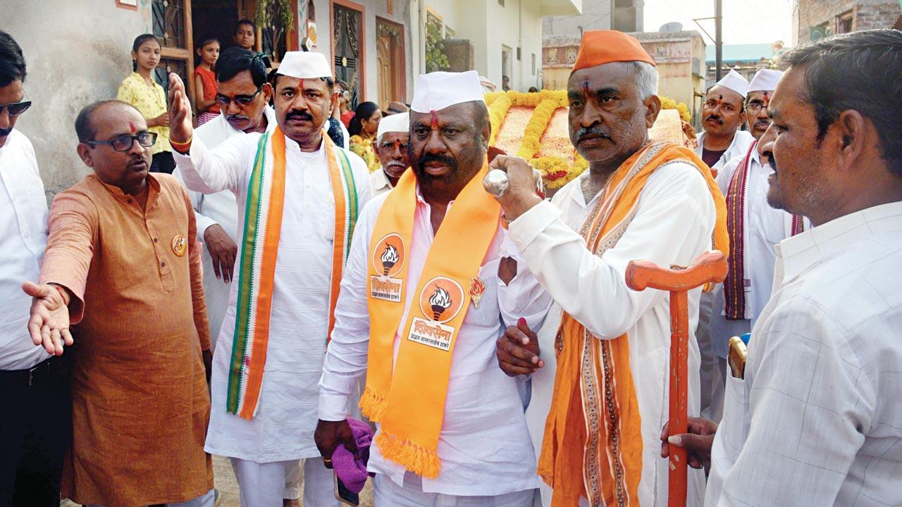 Buldhana: Uddhav Thackeray supporters may still vote danush-baan
