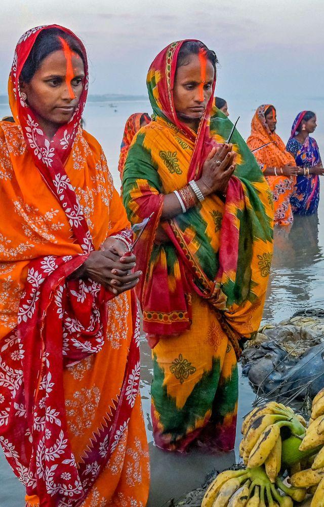 Devotees perform rituals on the last day of `Chaiti Chhath` festival, on the bank of the Hooghly River in Nadia, Monday morning, April 15, 2024. (PTI Photo) 
