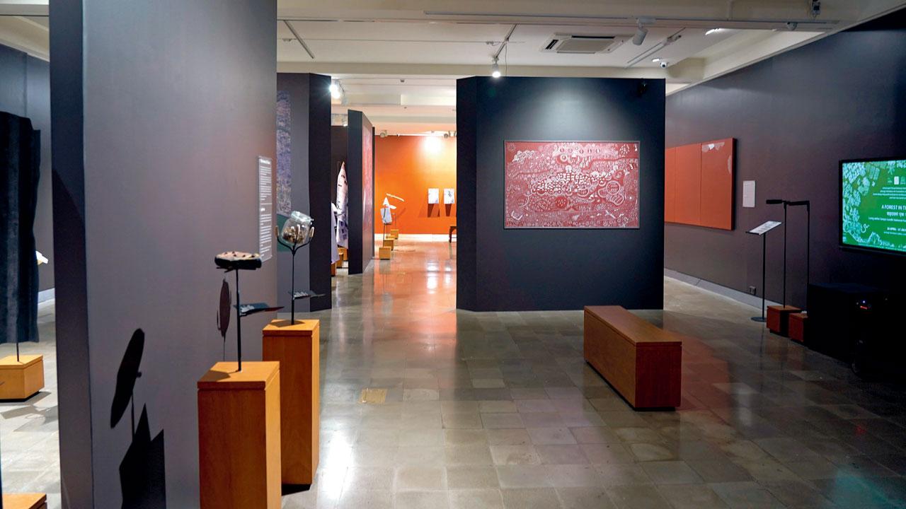 An overview of the gallery space with an artwork by Barap