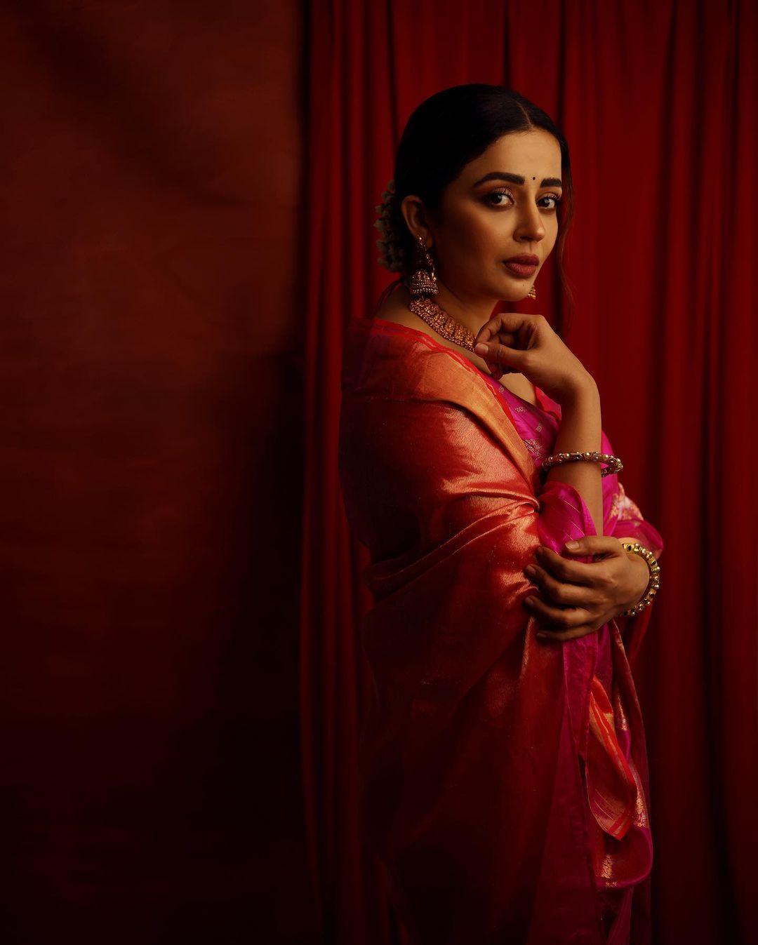 The actress put on a black bindi, which elevated her look even further. Neha tied her hair in a chic bun and elevated it with a gajra. Neha's look will definitely get you praise if you are planning to wear it on Gudi Padwa