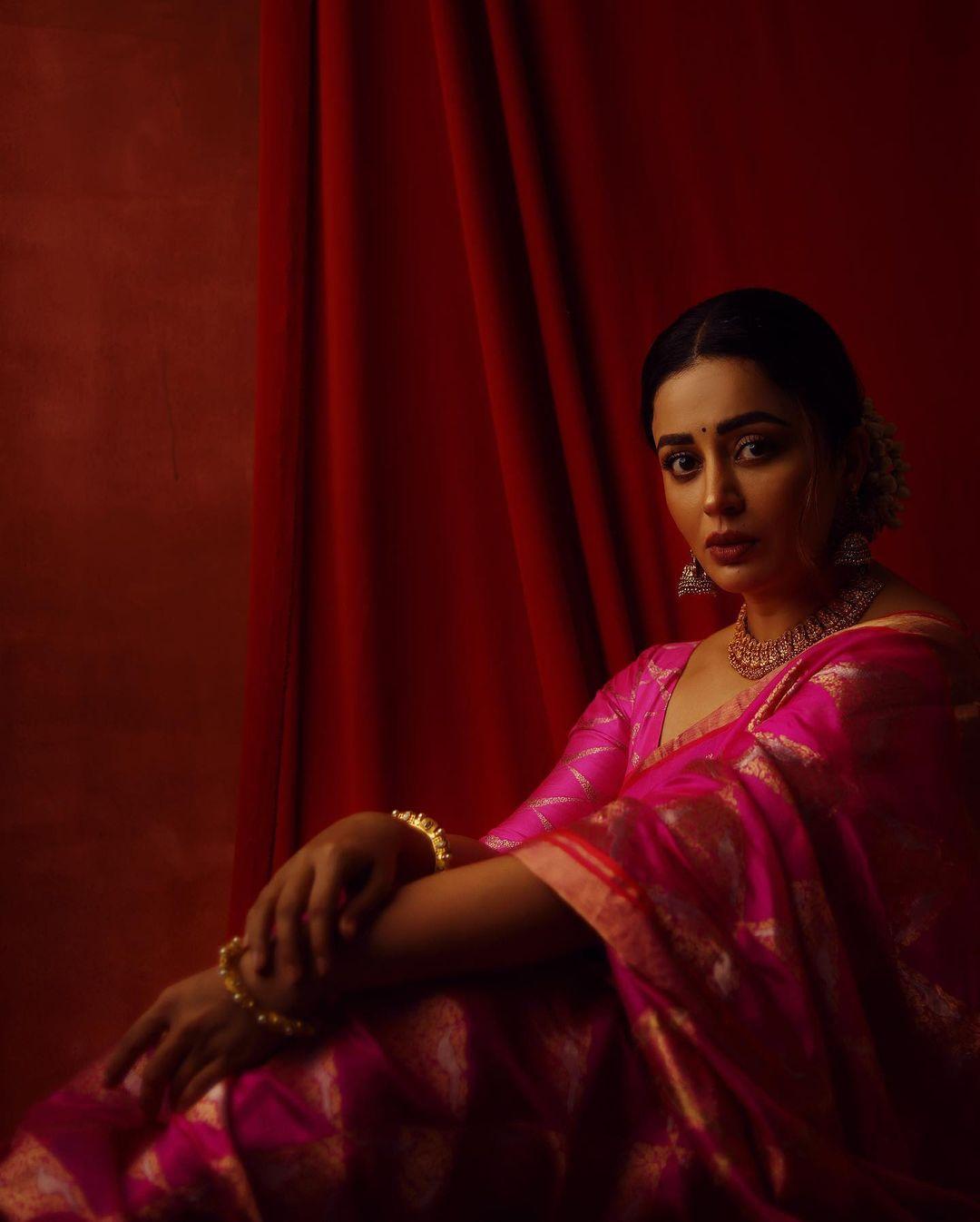 Such a beauty Neha Pendse is! The actress wore a stunning pink Pathani saree with golden designs on it