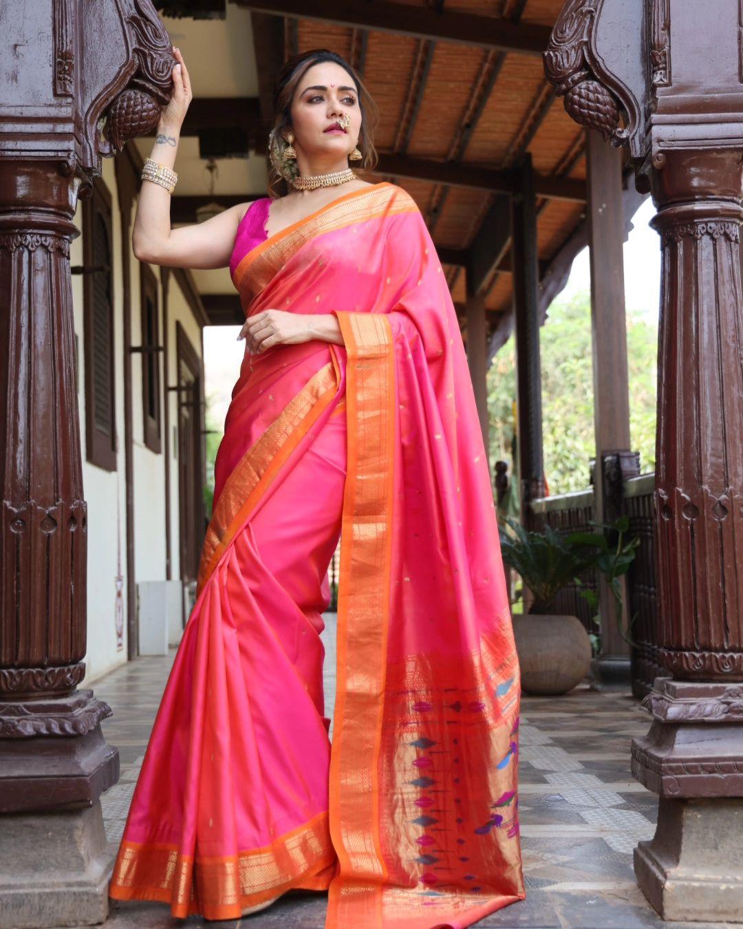 No one can beat Amruta Khanvilkar when it comes to styling a stunning Pathani. On the occasion of Gudi Padwa, the actress wore a stunning pink saree with an orange border. The actress elevated the look with a stunning gajra