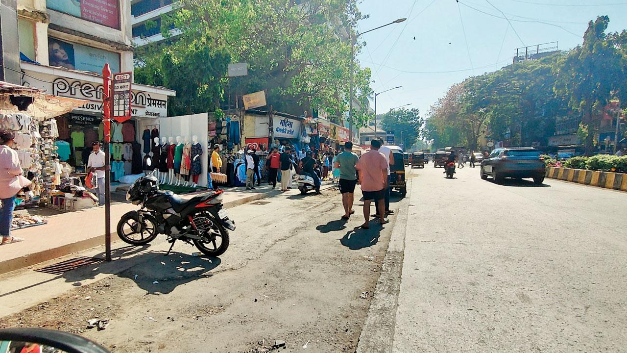 Hill Road wears an uncharacteristically empty look in the absence of unlicensed hawkers on Monday. Pic/Nimesh Dave