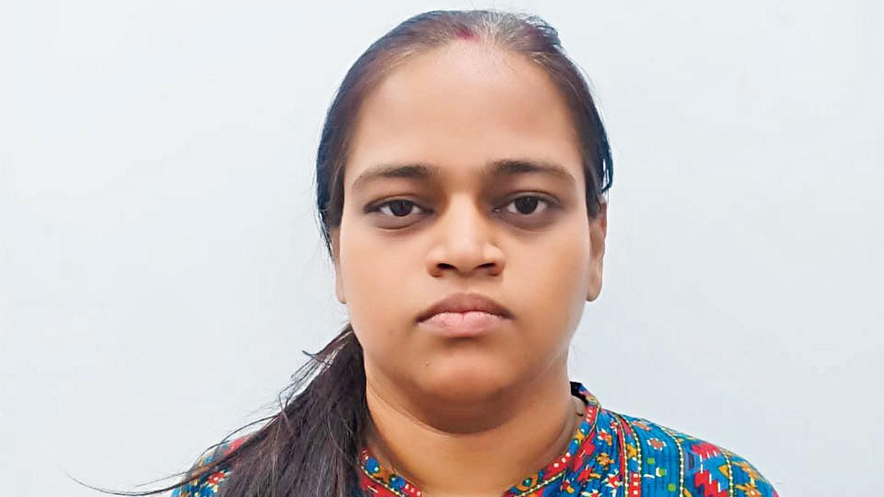 Mumbai: Conwoman who cheated guru, Bollywood celeb, strikes again
