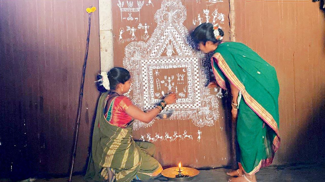 Women in the Palghar wada creating Warli art
