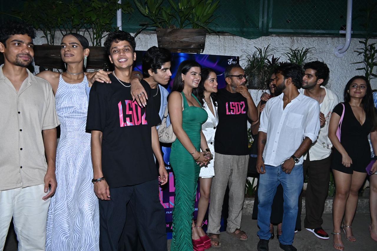 Before the celebrity screening of the much-awaited film 'Love Sex aur Dhokha', the cast of the movie, along with director Dibakar Banerjee, posed for the paparazzi.