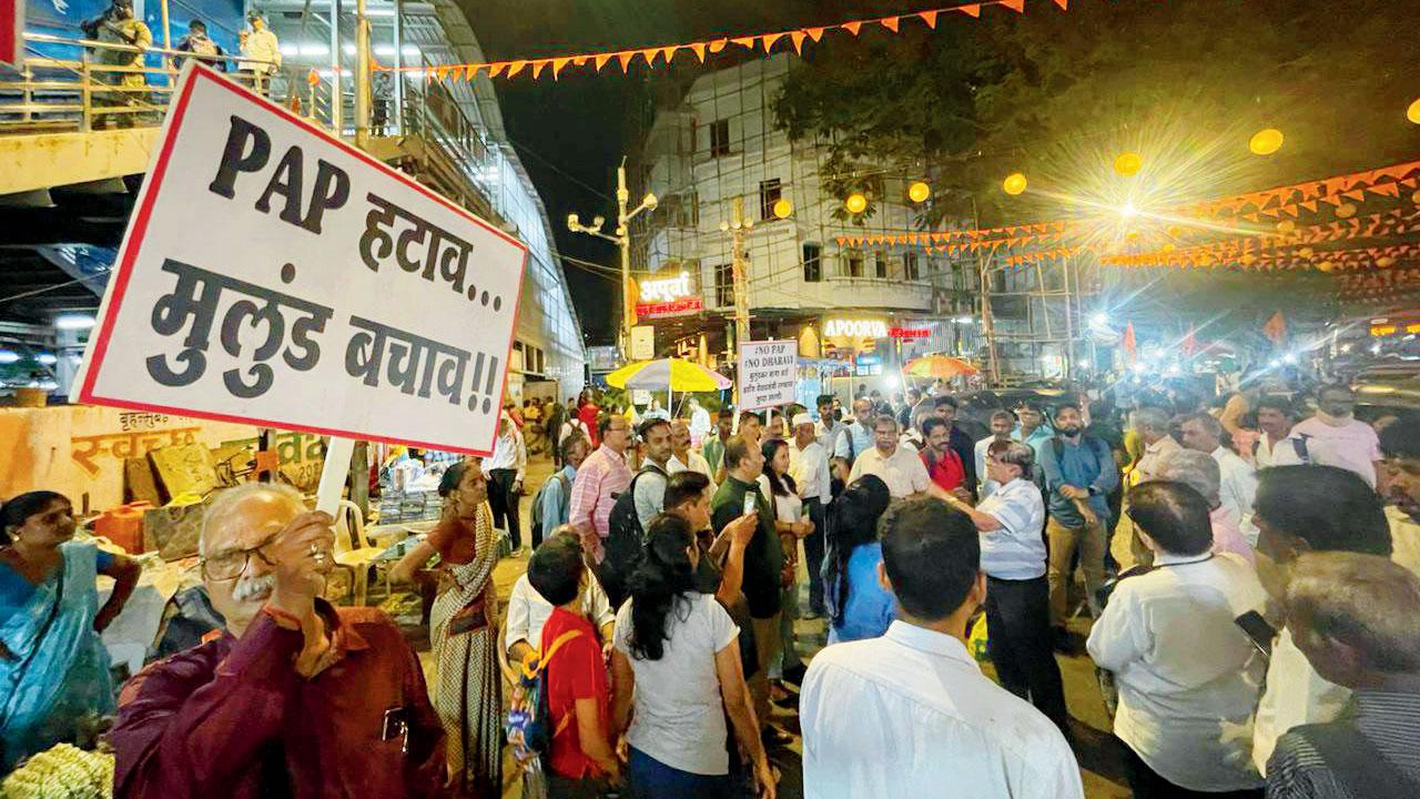 Mulund residents protesting against the PAP projects