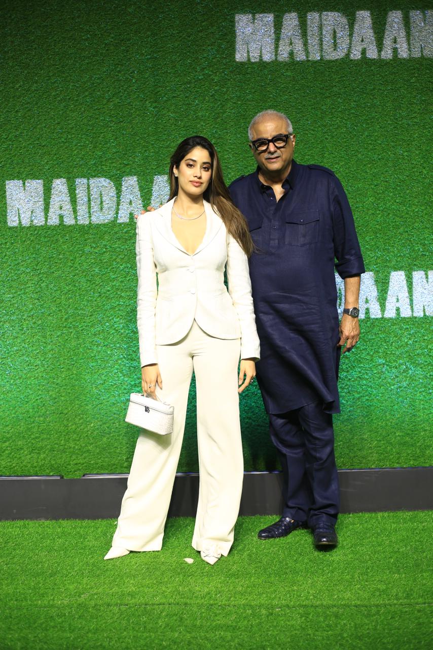 Janhvi Kapoor and Boney Kapoor posed together on the green carpet of the film