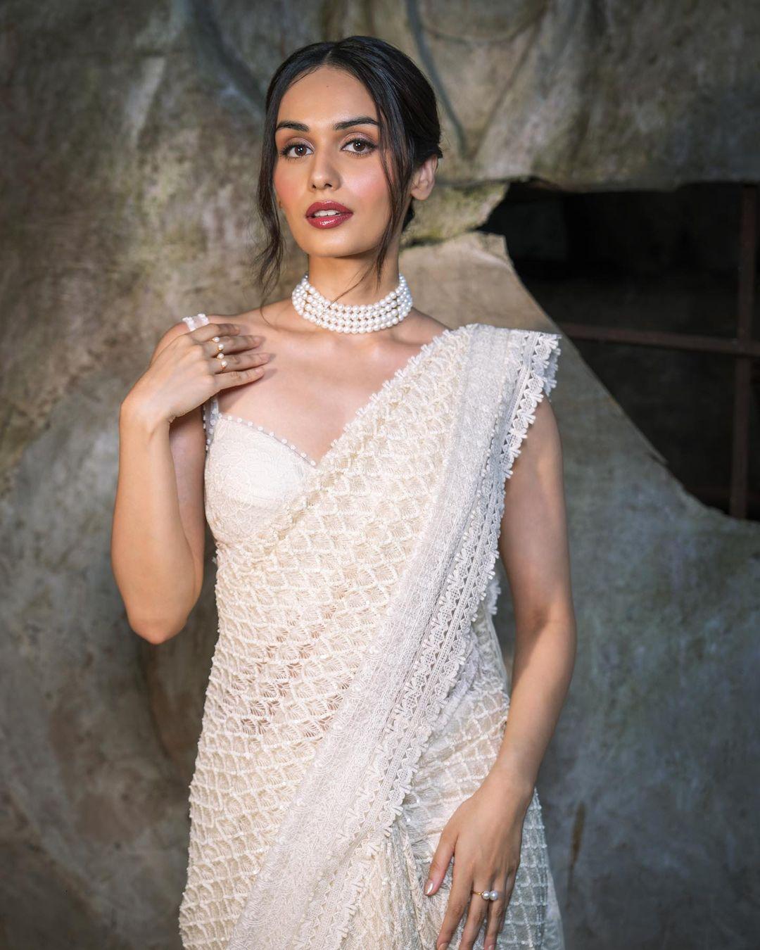 She paired the stunning six yards with a strappy blouse and wore a pearl choker around her neck. Leaving some flicks, she tied her hair in a bun