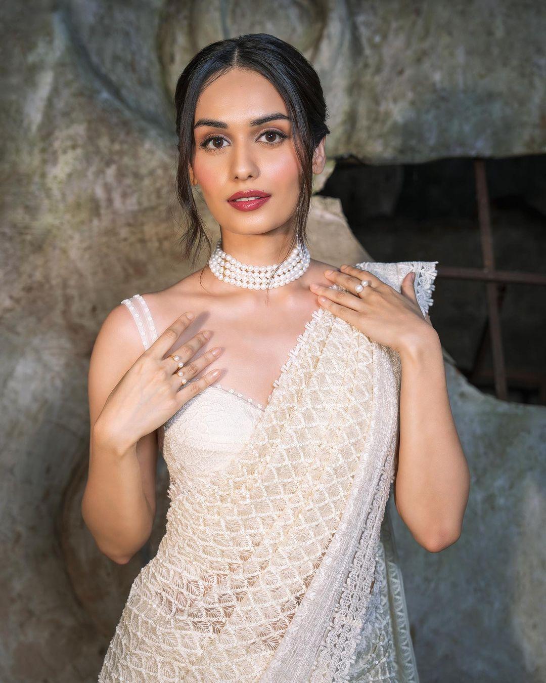 This outfit maintains a perfect contrast between a simple and heavy look. Manushi's look is a must-have to ace your Eid outfit