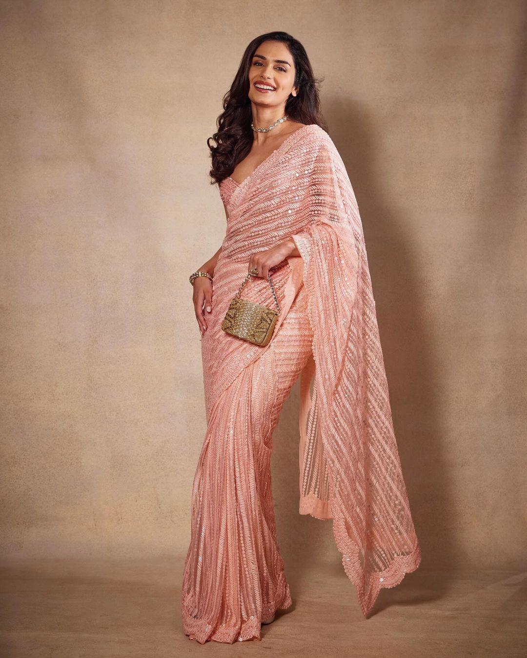 With a golden clutch in her hand, she stole the spotlight. Wearing the saree like this will definitely be the best way you can ace your look at the Eid party