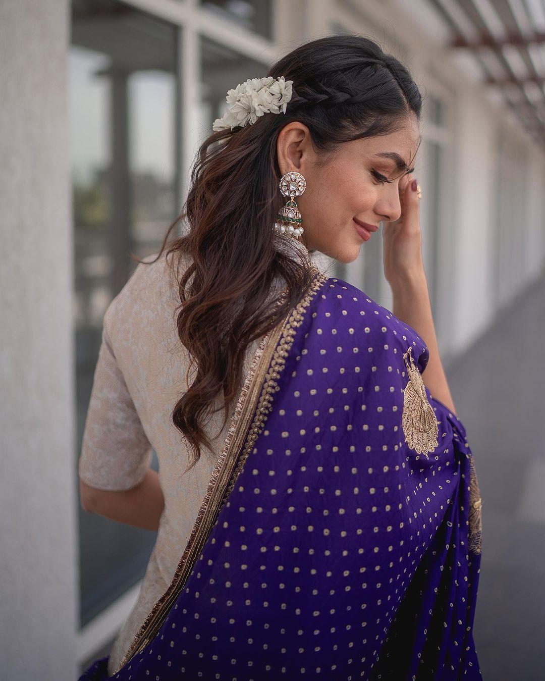 She styled her hair with loose curls and adorned it with a beautiful gajra