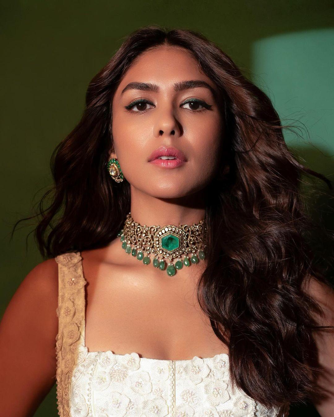  She left her hair open in loose curls, and opted for nude makeup. Mrunal's green eyeliner was a perfect hit