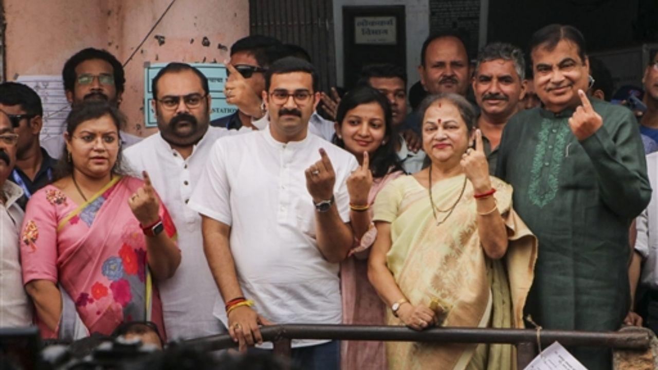 BJP candidate and Union minister Nitin Gadkari with family after casting their votes/ PTI