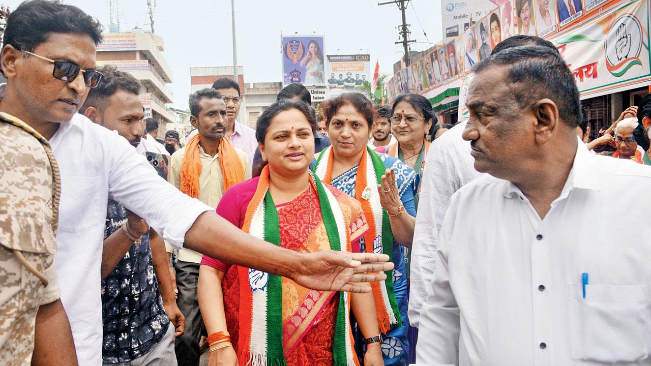 Congress’s Chandrapur candidate Pratibha Dhaorkar interacting with party workers. Pic/Satej Shinde