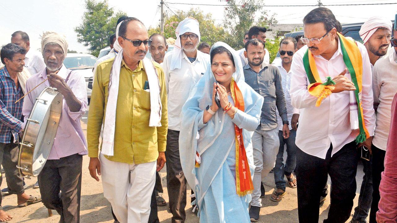 Shinde Sena candidate Rajashree Patil meets Bhojla villagers while campaigning. Pic/Satej Shinde