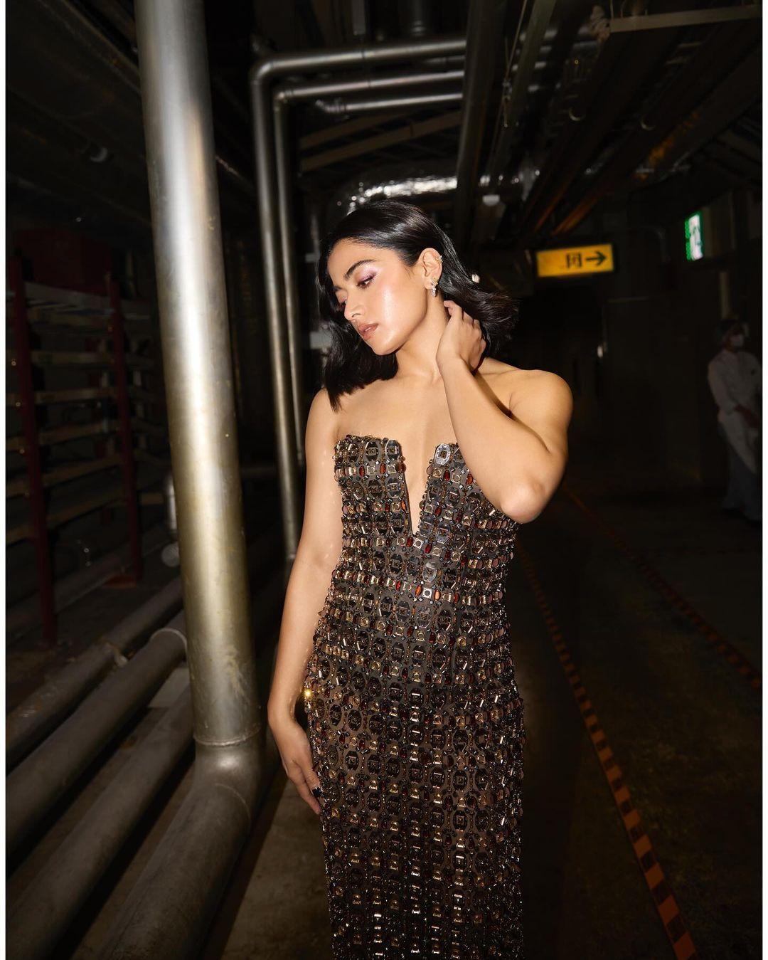 The queen never disappoints us. In this look, Rashmika aced it with a stunning metallic sequin strapless gown, and we can't get over it