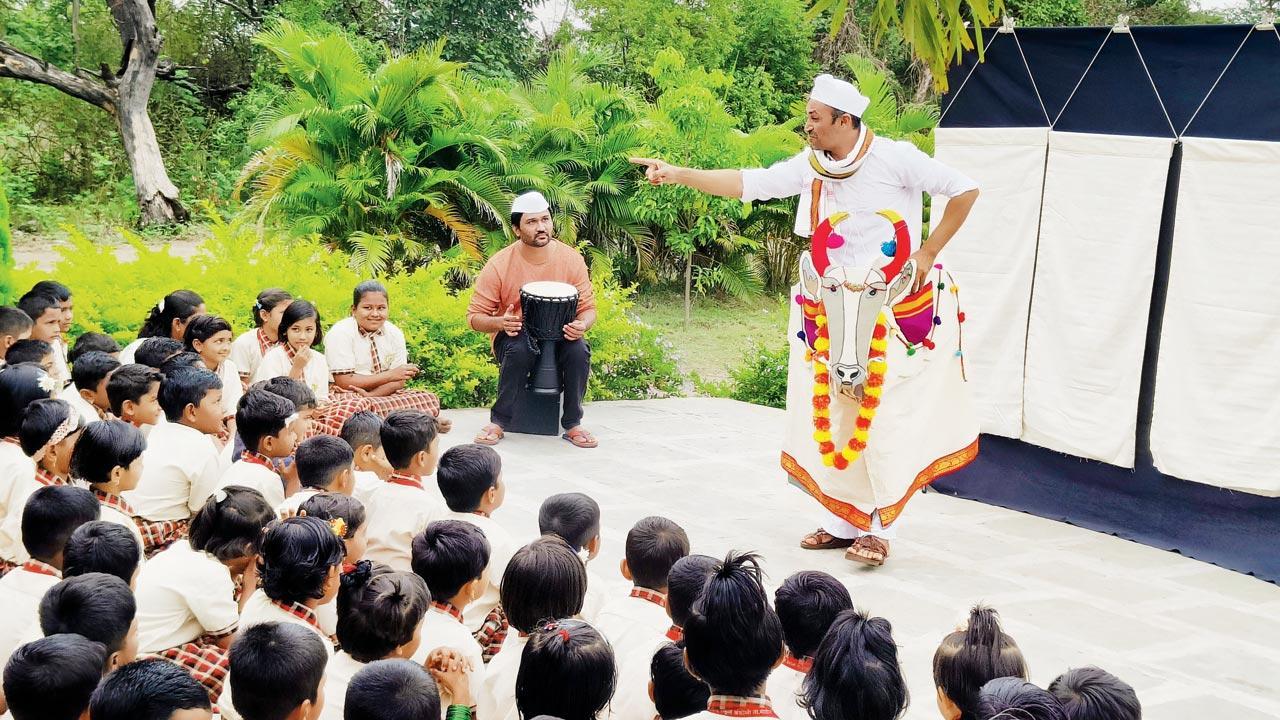 This Marathi folk-style play for children brings together music, dance, drama