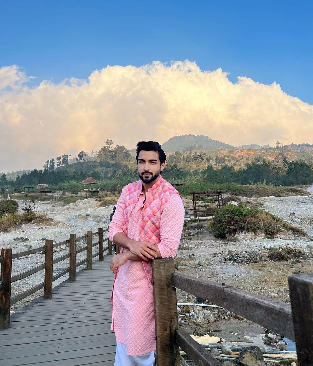 Dear boys, who said pink is just for girls? Take a look at Rohit's hot avatar and take some cues