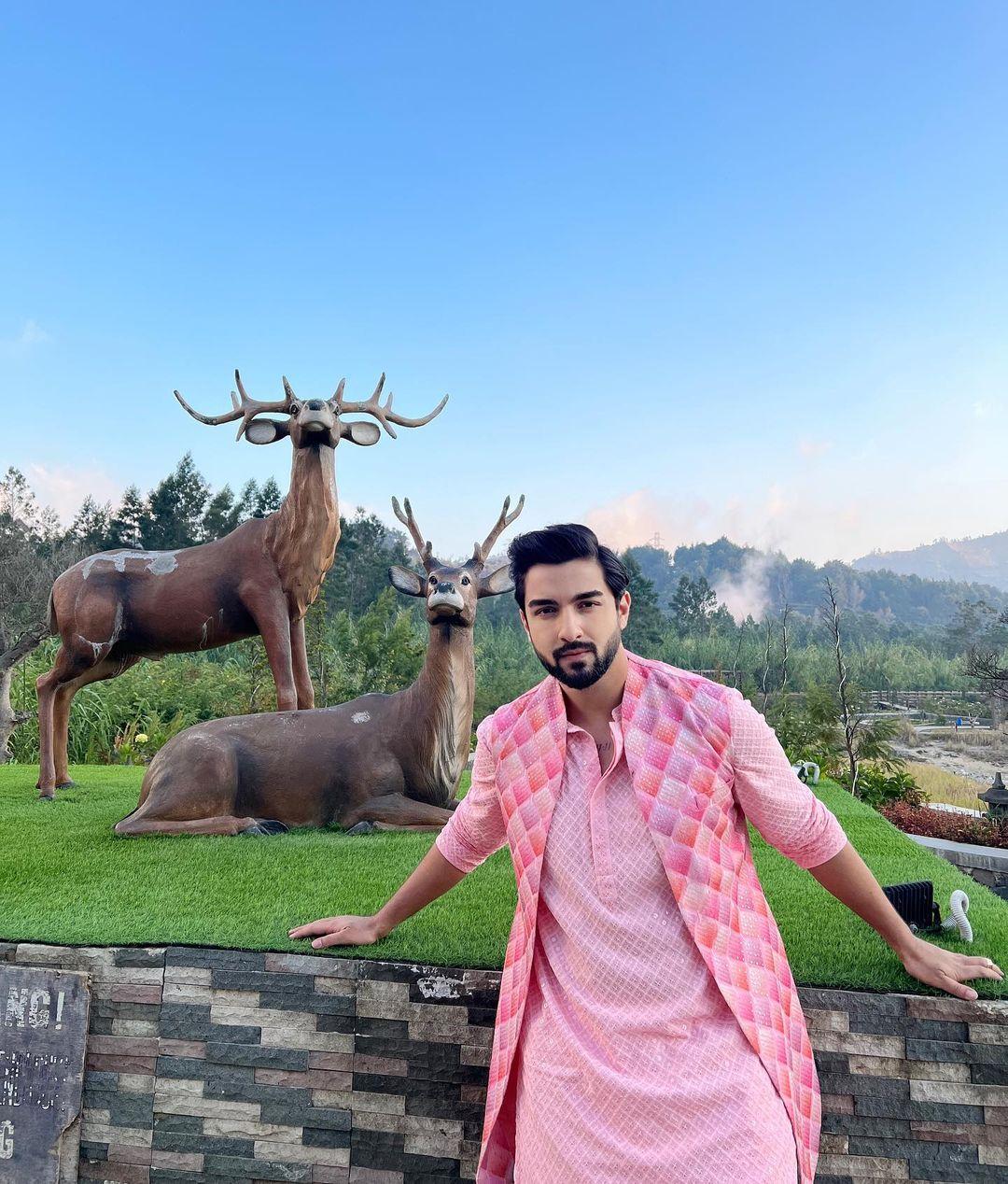 In this look, the actor paired a pink kurta with a matching embroidered jacket, making everyone blush as he looks super hot