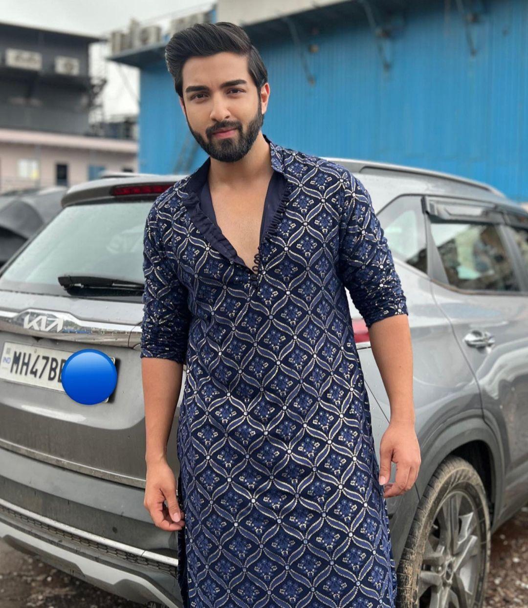 In yet another appearance, Rohit wore a blue kurta, and oh Lord, how incredibly hot does he look! 