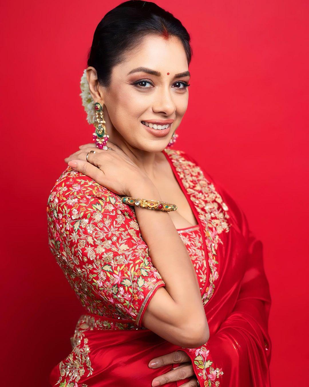 She tied her hair in a chic bun and elevated her hairstyle by adding a gajra to it. Rupali opted for nude makeup and minimal jewellery to complete her look