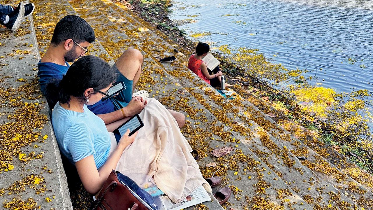 Readers on site at the 40th session