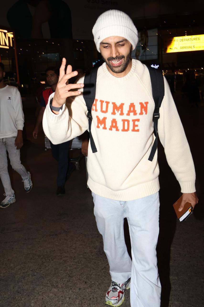 Kartik Aaryan aced his airport look in a white hoodie, matching cap and light-coloured jeans