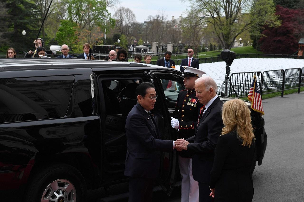 The President and First Lady welcomed Kishida Fumio and Kishida Yuko at the White House for a guest book signing and official gift exchange
