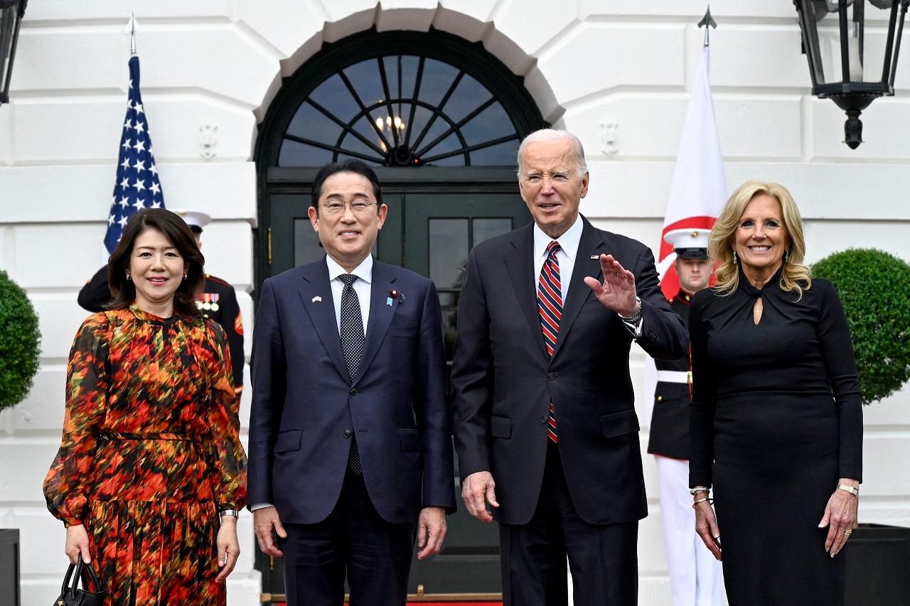 The 17-inch table was crafted from American black walnut wood one of the most precious woods native to North America. It also included a plaque to commemorate the Official Visit