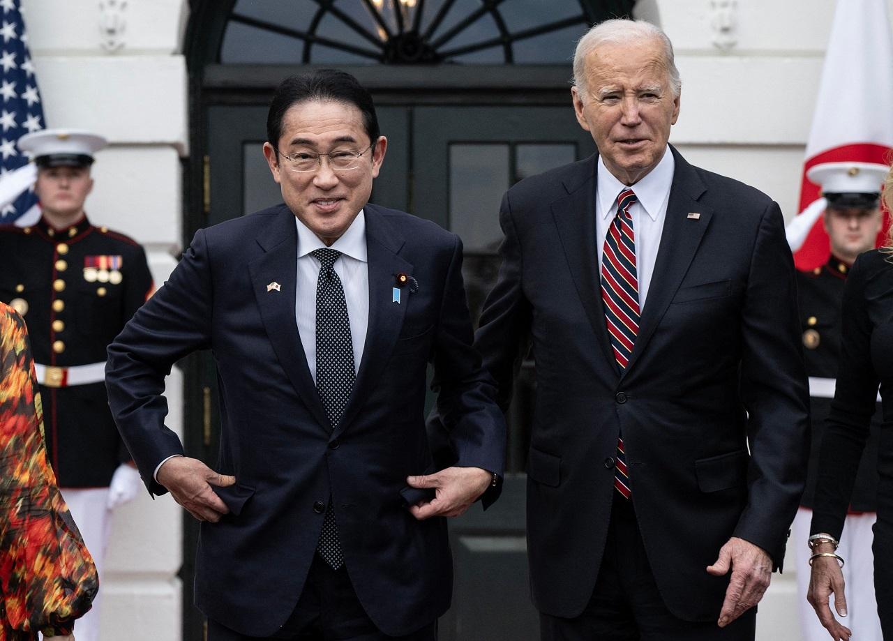 Biden gifted to the PM a custom framed lithograph and a two-volume LP set, both of which were autographed by iconic American musical artist Billy Joel. The President also gifted Kishida a vintage vinyl record collection of great American music artists in a custom leather presentation box