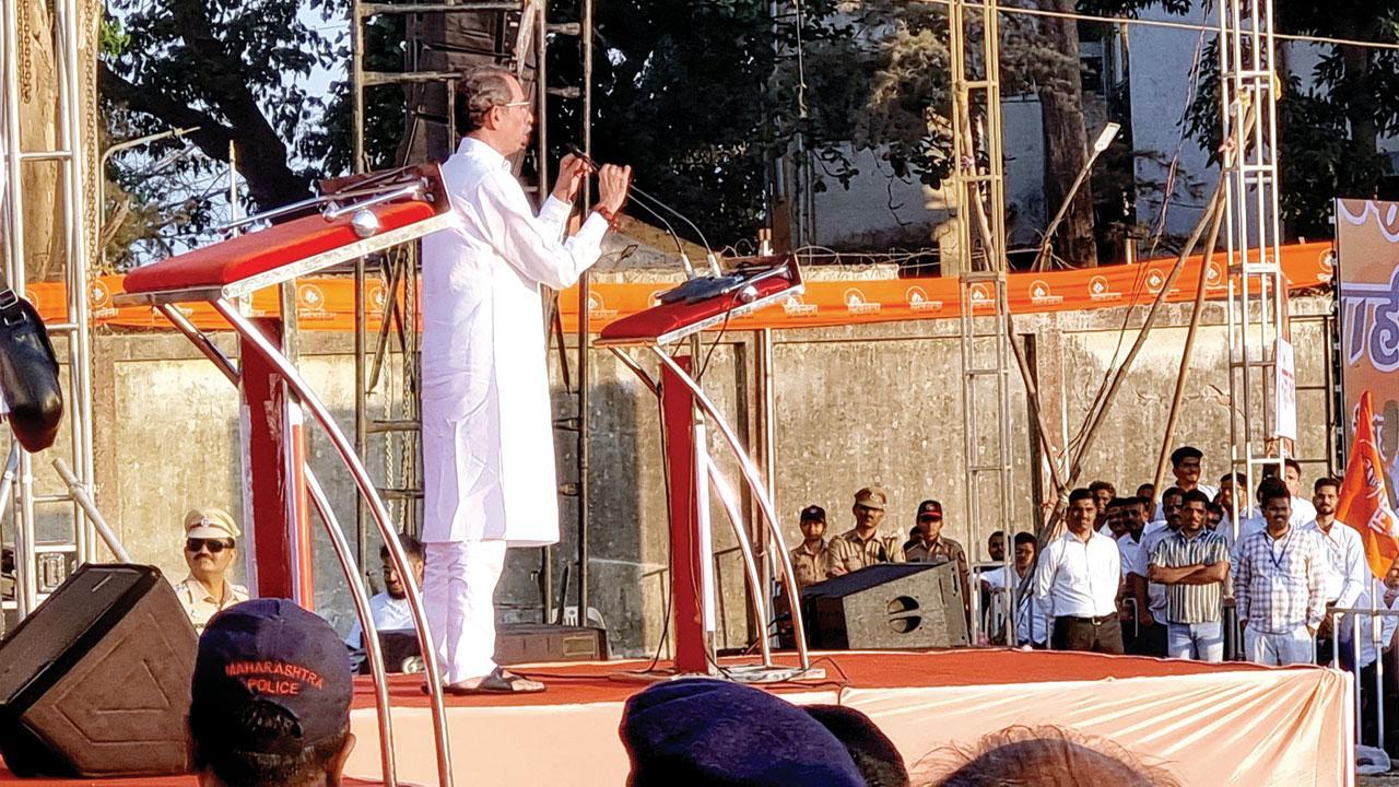 CPI (M) cadre make their presence felt at Uddhav Thackeray’s Boisar rally