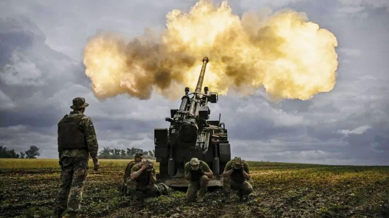 Ukrainian soldiers fire towards Russian positions in eastern Ukraine. File pic/X